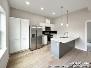 100 Lewis St in San Antonio, TX - Building Photo - Building Photo