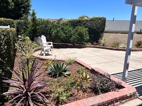 4565 Almond Ave in Seal Beach, CA - Foto de edificio - Building Photo