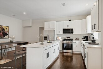 2539 N Milwaukee Ave in Chicago, IL - Building Photo - Building Photo