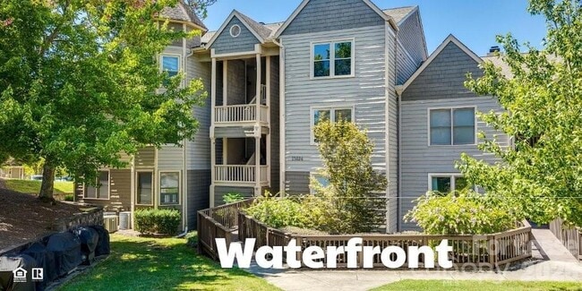 13822 Queens Harbor Rd in Charlotte, NC - Foto de edificio - Building Photo