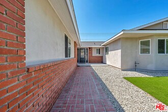 24114 Gilmore St in Los Angeles, CA - Building Photo - Building Photo