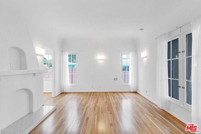 1557 S Genesee Ave in Los Angeles, CA - Building Photo - Building Photo