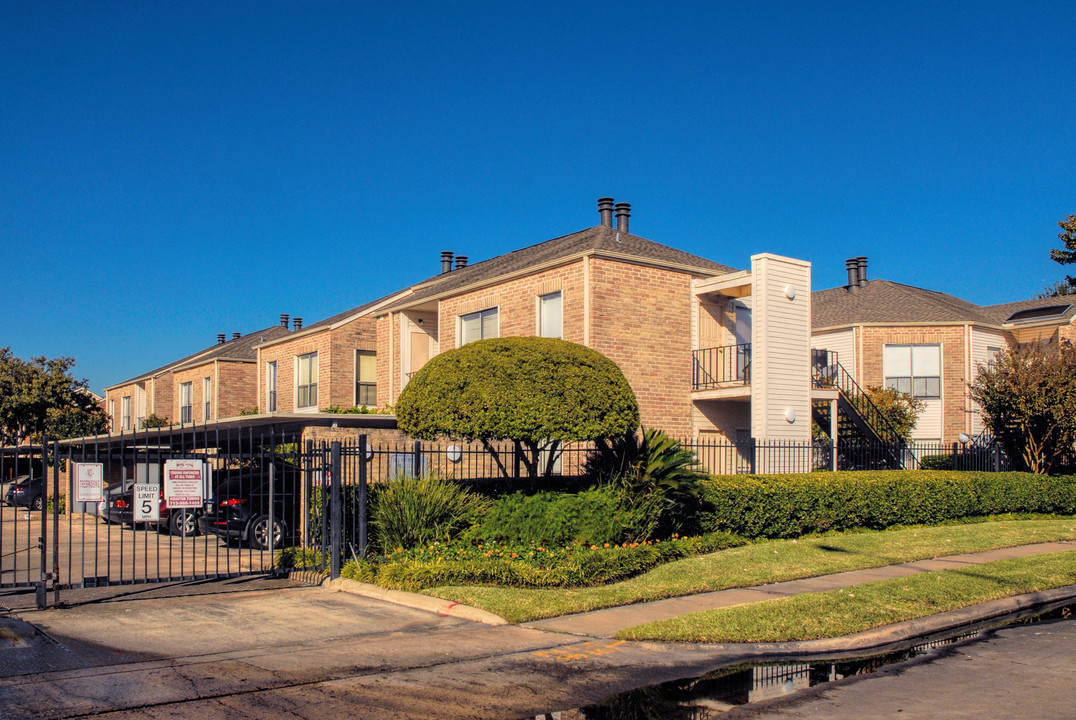 Woodchase Village Condominiums in Houston, TX - Foto de edificio