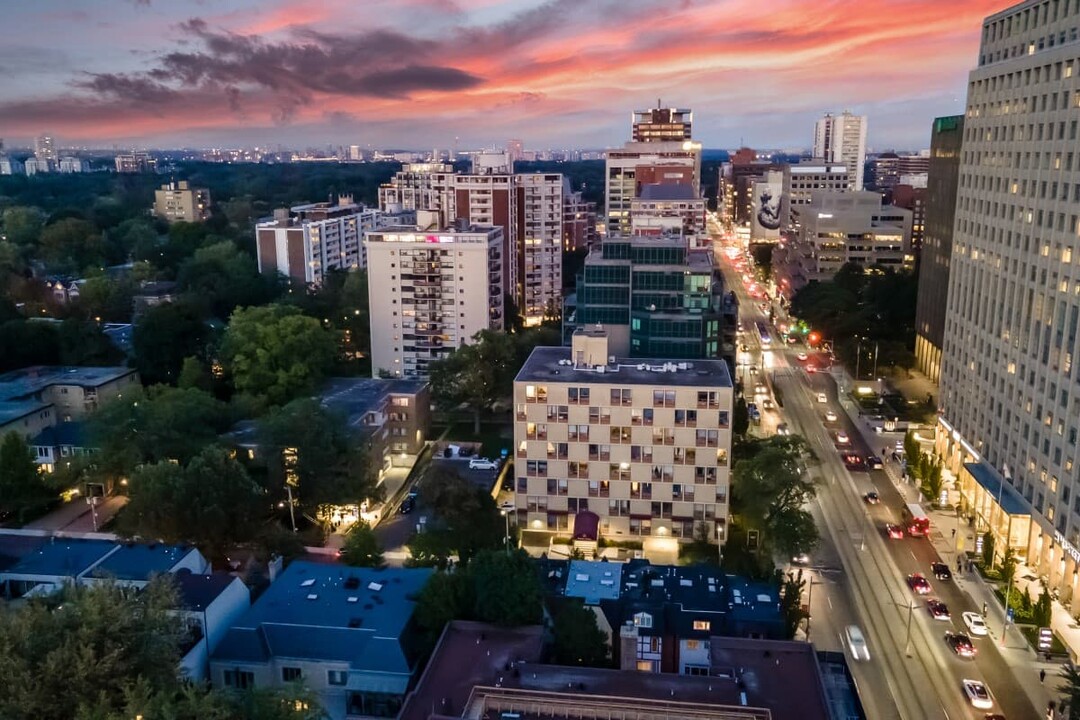 Oriole Apartments in Toronto, ON - Building Photo