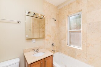 1642 1/2 W Greenleaf Ave in Chicago, IL - Building Photo - Building Photo