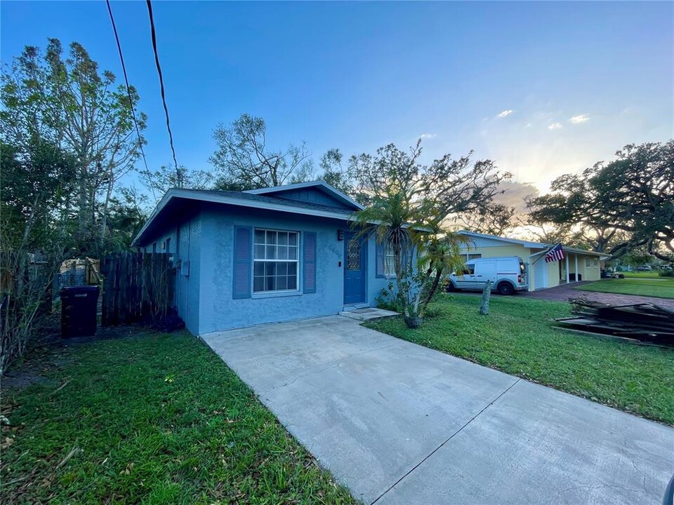 1607 7th St W in Palmetto, FL - Building Photo