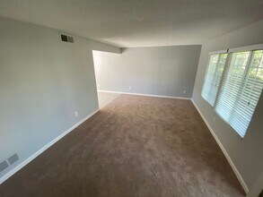 8879 Salmon Falls Dr in Sacramento, CA - Building Photo - Building Photo
