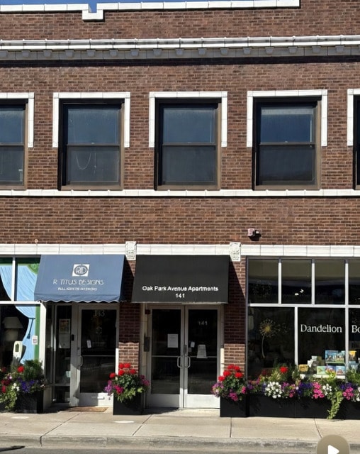 property at 141 S Oak Park Ave