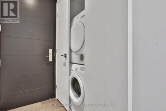 488 University Ave in Toronto, ON - Building Photo - Building Photo