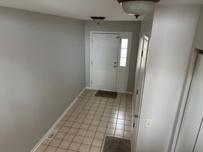 924 Windstone Ct in Lake In The Hills, IL - Building Photo - Building Photo