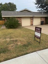 AUGUST PRE-LEASE!!  Adorable 2 Bedroom 1.5 in College Station, TX - Building Photo