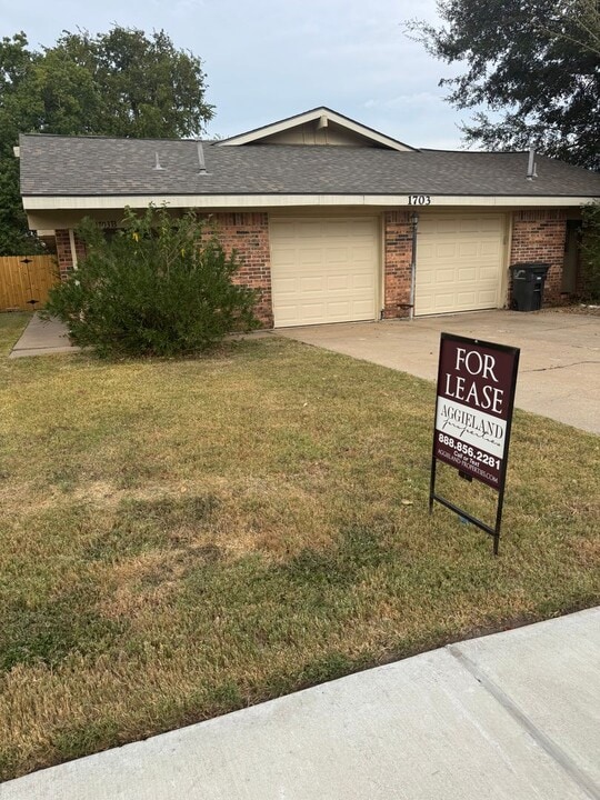 AUGUST PRE-LEASE!!  Adorable 2 Bedroom 1.5 in College Station, TX - Building Photo
