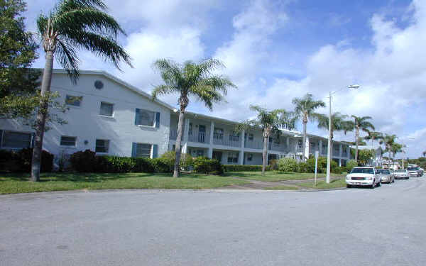 York Manor Condominiums in St. Petersburg, FL - Building Photo