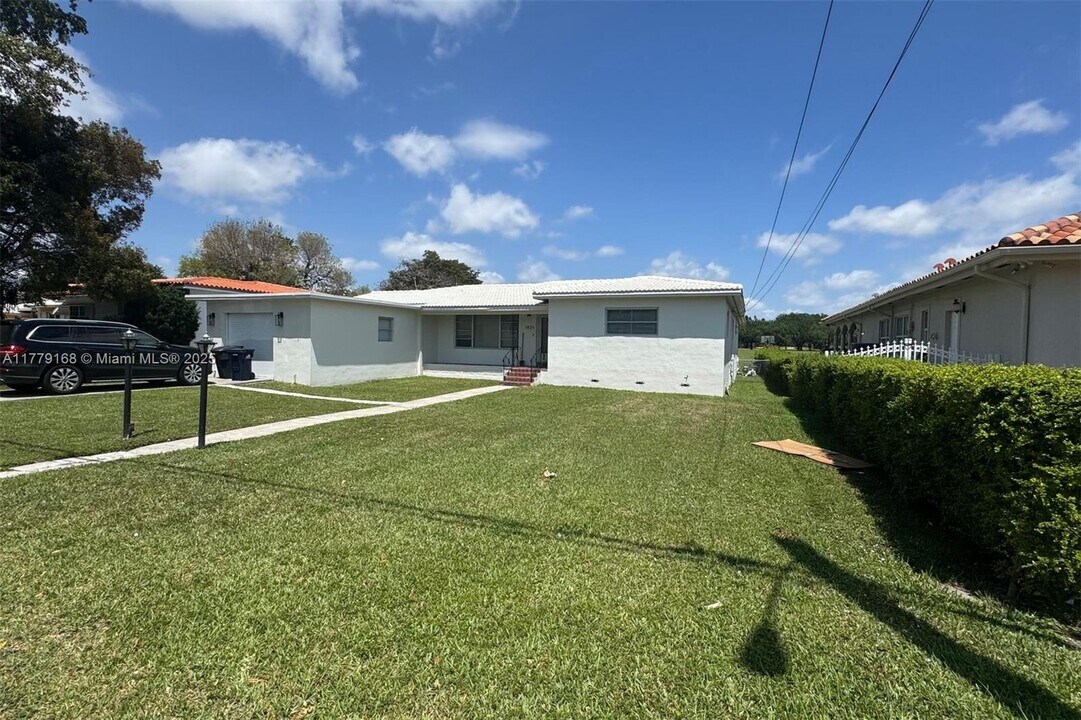 1025 Hunting Lodge Dr in Miami Springs, FL - Building Photo