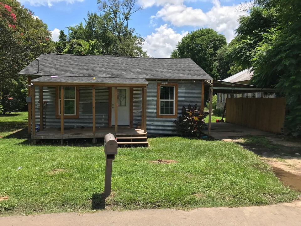 213 Clarence St in Dayton, TX - Foto de edificio