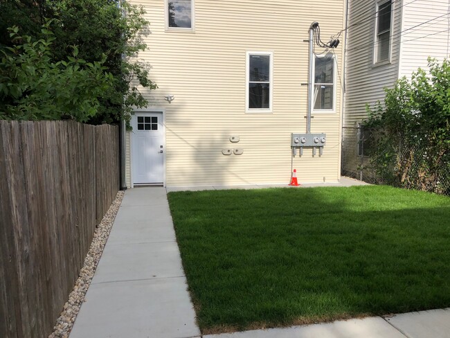 1328 N Maplewood Ave, Unit Garden in Chicago, IL - Building Photo - Building Photo