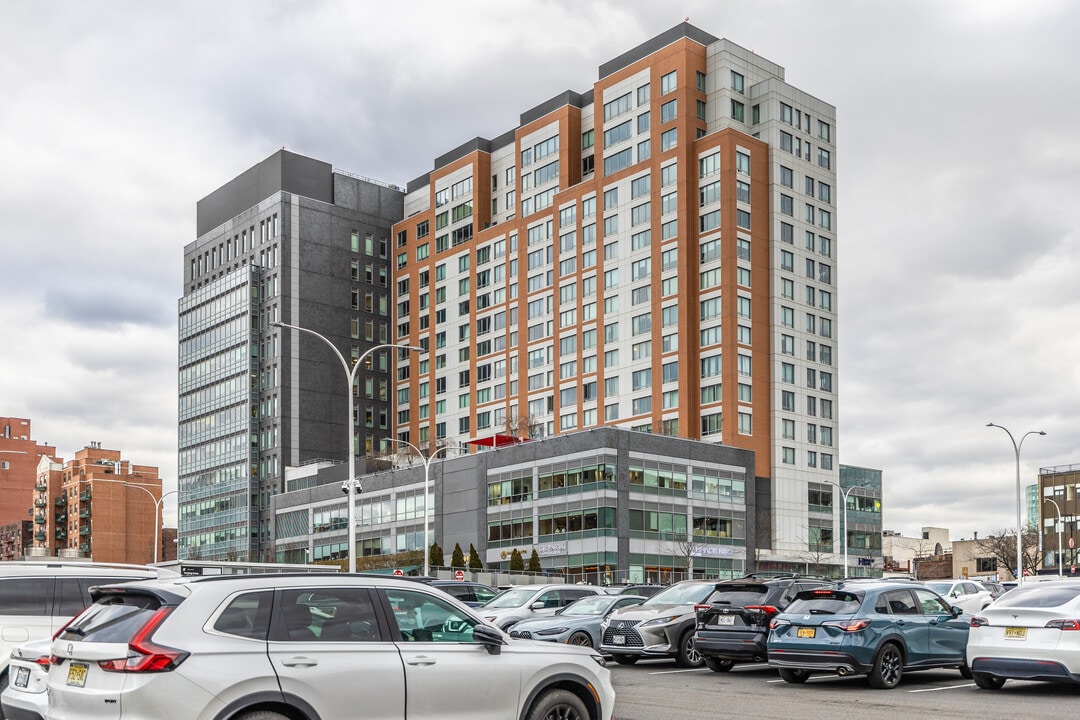 Flushing Commons Residences in Flushing, NY - Foto de edificio