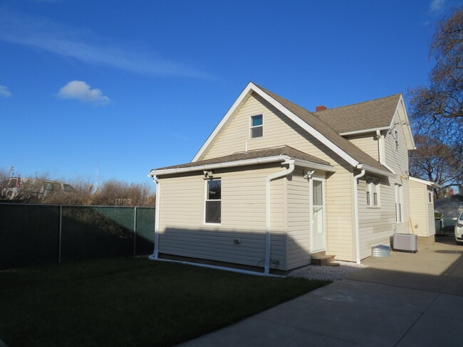 2002 Cottage Ave in Erie, PA - Building Photo - Building Photo