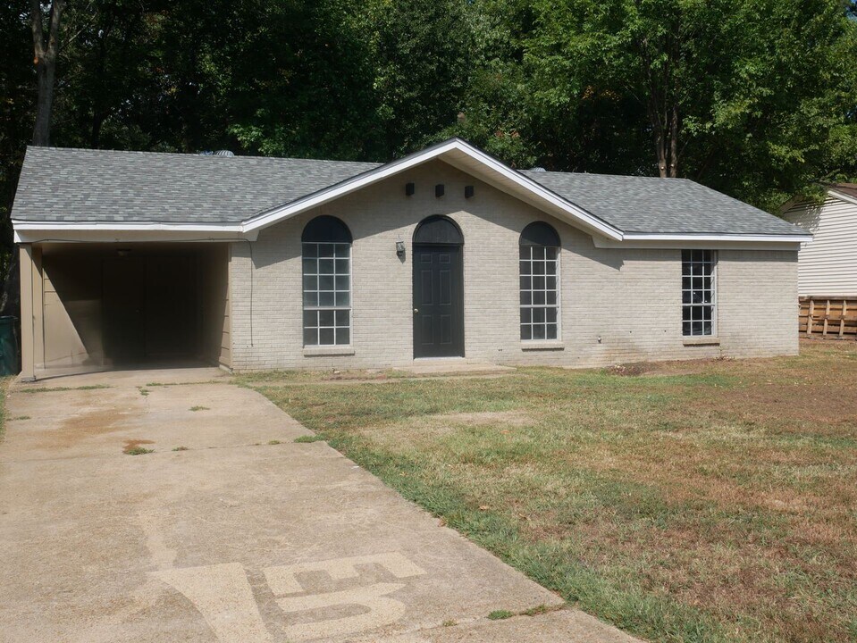 8015 Ashbrook Dr in Southaven, MS - Building Photo