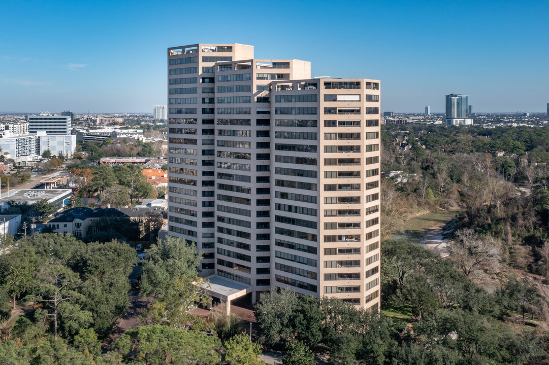 Bayou Bend Towers in Houston, TX - Building Photo