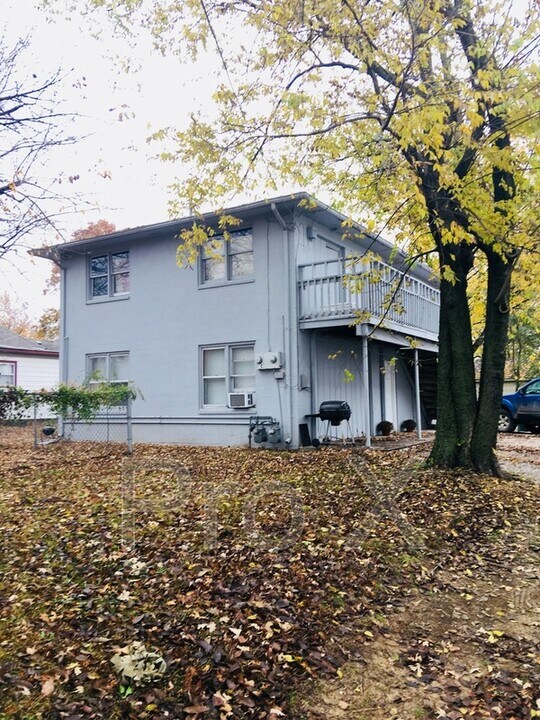 304 E Park St-Unit -Apt B in Pittsburg, KS - Building Photo