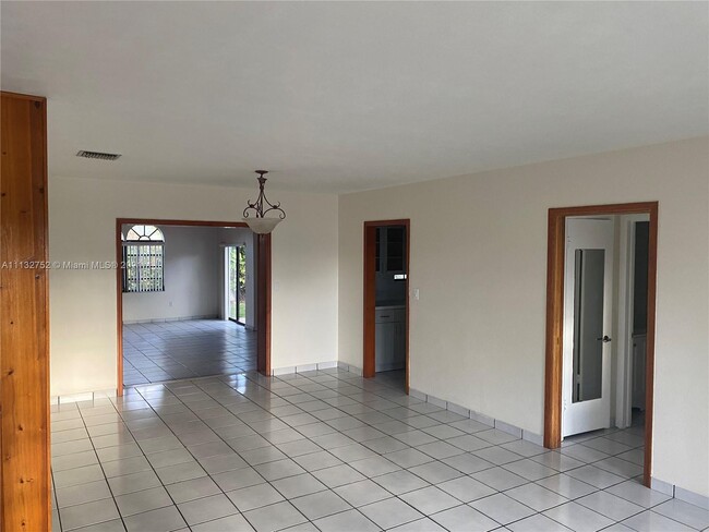 5001 SW 90th Ct-Unit -1 in Miami, FL - Foto de edificio - Building Photo