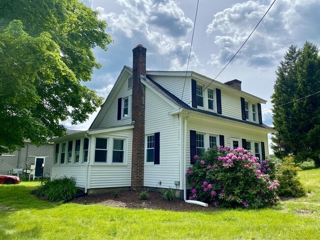 589 Old Hartford Rd in Colchester, CT - Building Photo - Building Photo