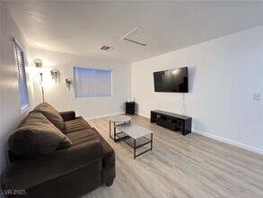 4570 Sparwood Dr in Las Vegas, NV - Building Photo - Building Photo