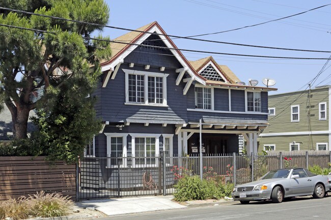 1065 Laguna Ave in Los Angeles, CA - Building Photo - Building Photo