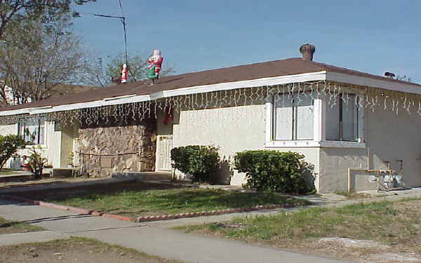 1590 W Ramona Dr in Rialto, CA - Foto de edificio