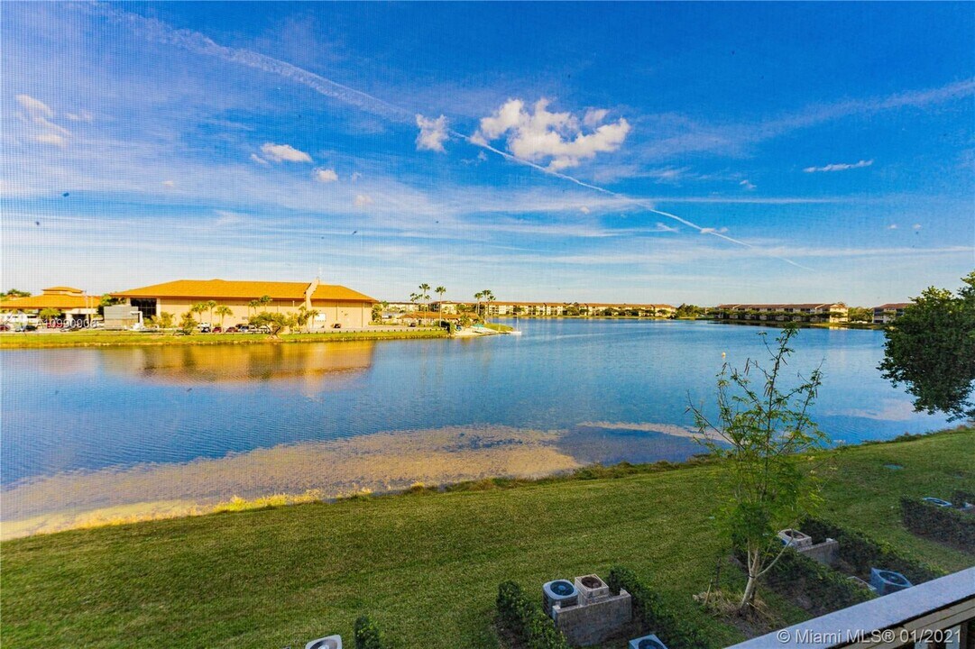 1301 SW 134th Way-Unit -304 in Pembroke Pines, FL - Foto de edificio