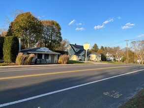 400 Montauk Hwy in East Moriches, NY - Building Photo - Building Photo