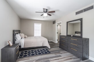 Longfellow Apartments in Beaumont, TX - Building Photo - Interior Photo