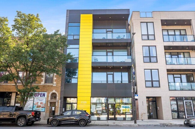 2335 W Chicago Ave in Chicago, IL - Building Photo - Building Photo