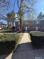 11 Camelot Dr in Bloomfield, CT - Building Photo