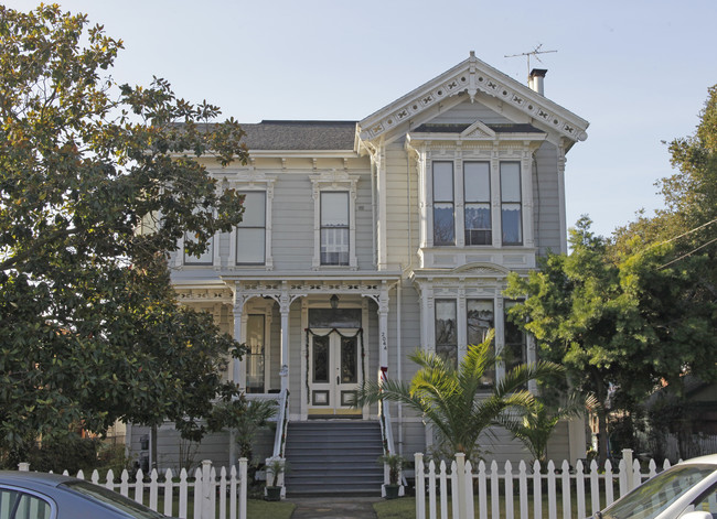 2044 Alameda Ave in Alameda, CA - Foto de edificio - Building Photo