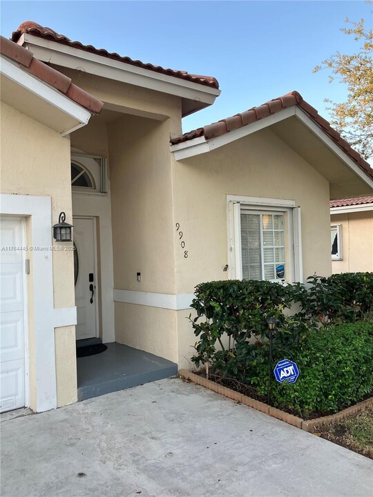 9908 NW 76th St in Tamarac, FL - Building Photo