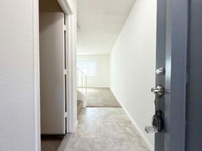 2144 Via Camino Verde in Oceanside, CA - Foto de edificio - Building Photo