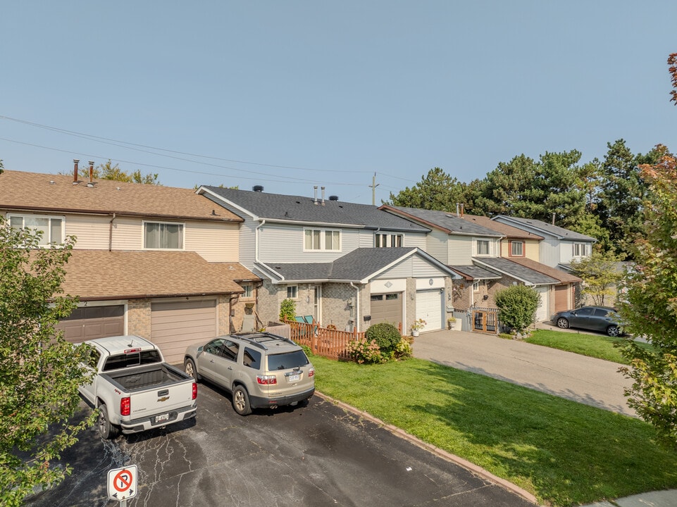 32 Scarsdale Crt in Brampton, ON - Building Photo