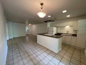 8265 Kingsbrook Rd in Houston, TX - Building Photo - Building Photo