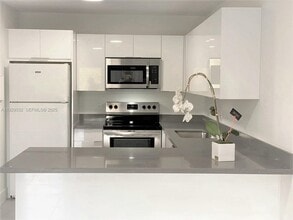 8005 Lake Dr in Doral, FL - Building Photo - Building Photo