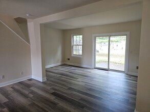 17 Troy Ln in Highland, NY - Foto de edificio - Building Photo