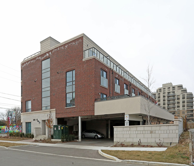 724 Sheppard Ave W in Toronto, ON - Building Photo - Building Photo