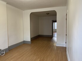 7419 64th Ln, Unit 1 in Glendale, NY - Building Photo