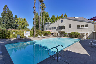 Village View Apartments in Vallejo, CA - Foto de edificio - Building Photo