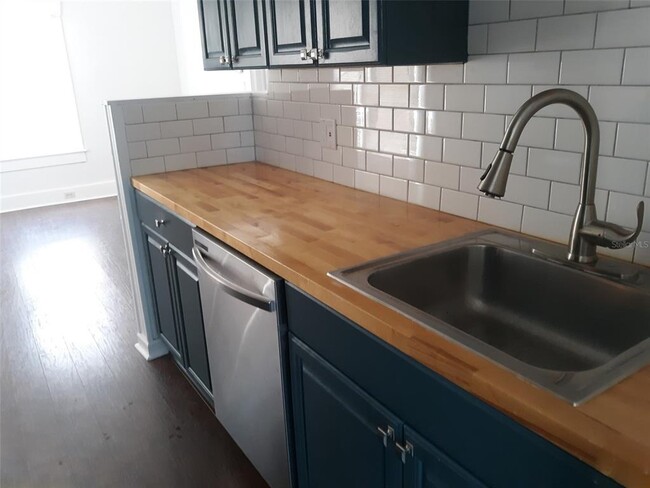 825 7th St N-Unit -825 1/2 in St. Petersburg, FL - Building Photo - Building Photo