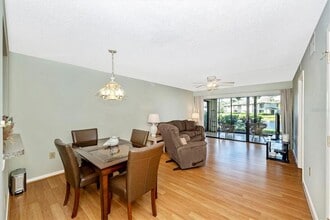 5219 Lake Village Dr in Sarasota, FL - Building Photo - Building Photo