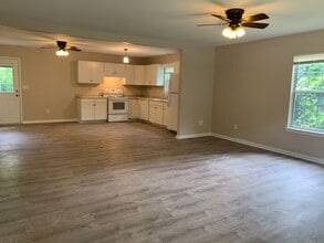 2112 Wisteria Dr in Wilmington, NC - Building Photo - Building Photo