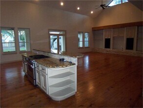 1240 Bingle Rd in Houston, TX - Building Photo - Building Photo