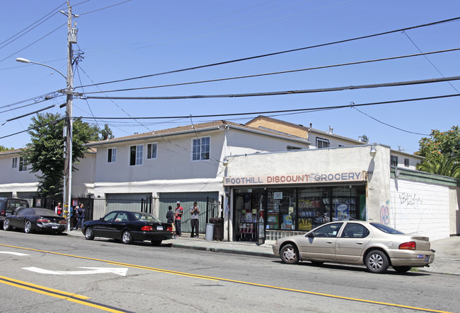 Foothill Apartments in Oakland, CA - Foto de edificio - Building Photo